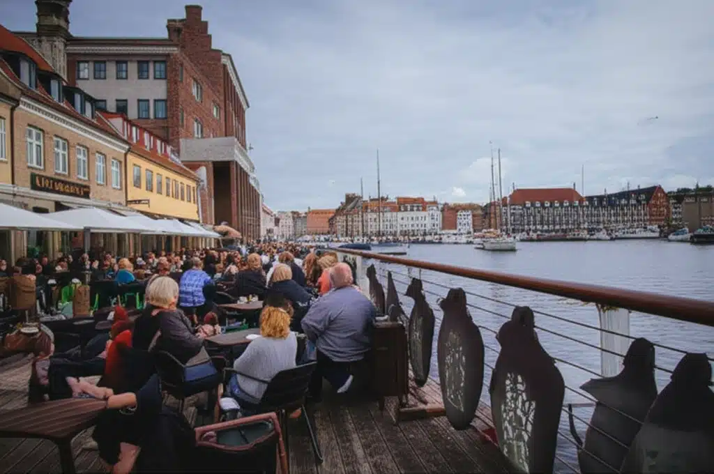Restaurants og spisesteder i Aarhus Kommune: En guide til byens bedste madoplevelser 1 Aarhus bedste restauranter og spisesteder: En lokal madguide