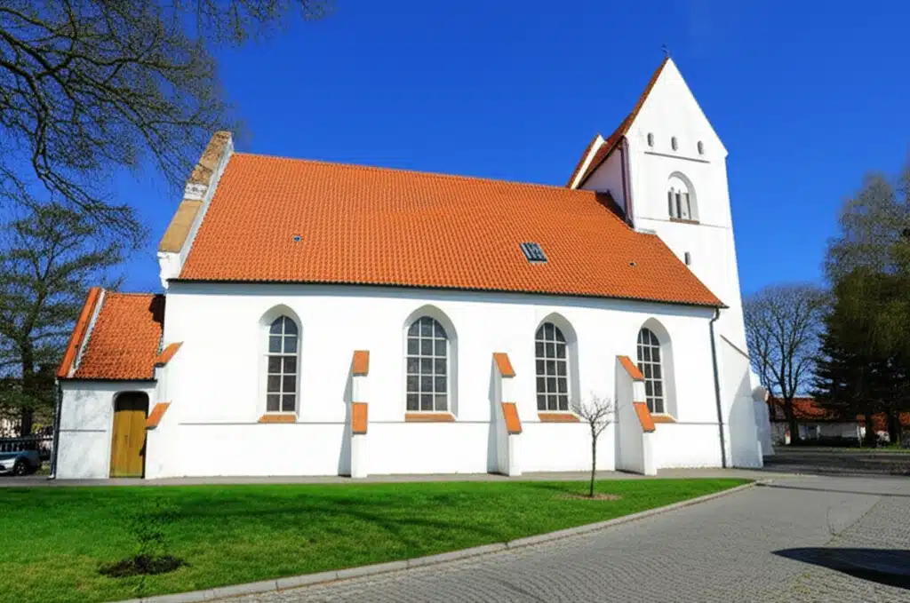Broager Kirke 1 Broager Kirke: Historisk kirke med smuk arkitektur og idyllisk beliggenhed
