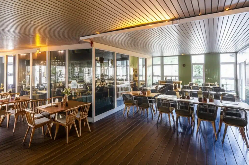 Cafe kysten 1 Café ved kysten: Hyggelig atmosfære og havudsigt