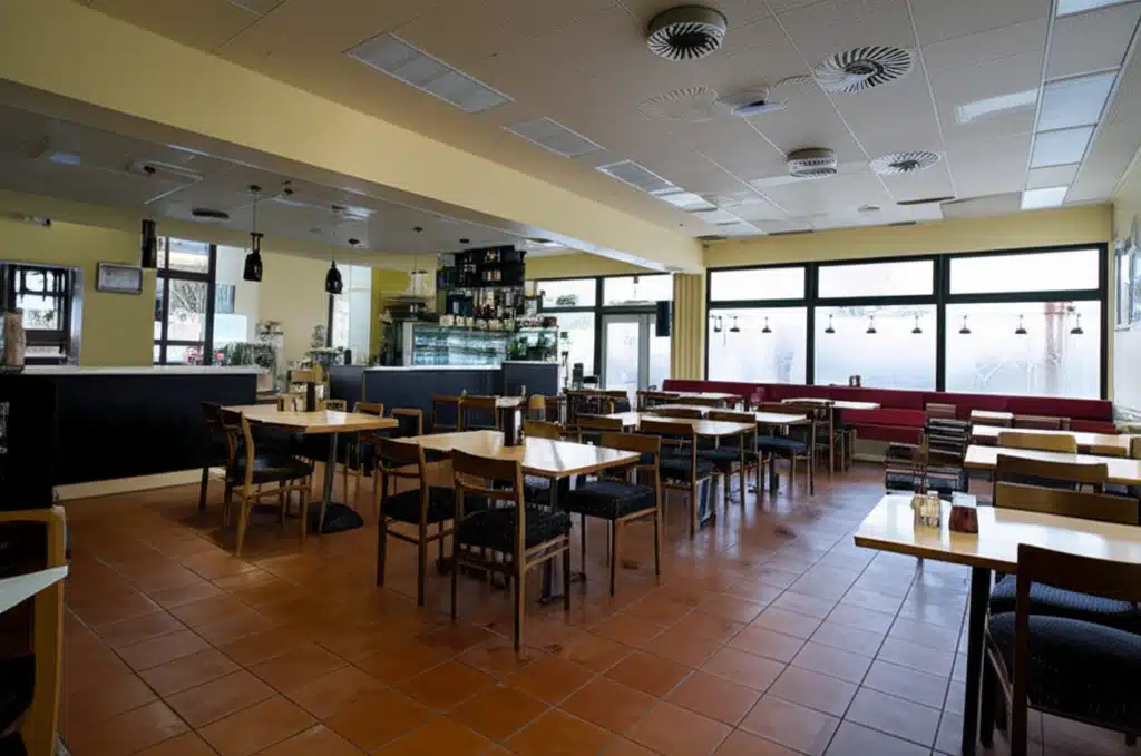 Langå Idrætcenter Cafeteria v/ Jan Bundgaard Nielsen 1 Langå Idrætcenter Cafeteria: Indretning af Jan Bundgaard Nielsen