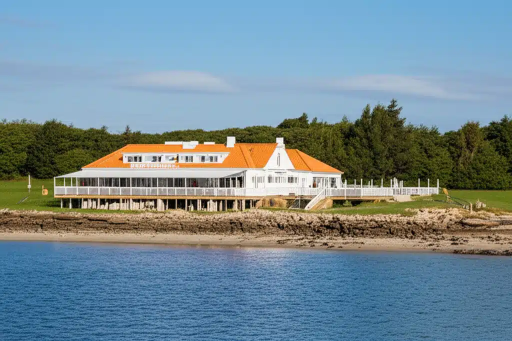 Molskroen Strandhus 1 Molskroen Strandhus: Udsigt over vandet fra kysten