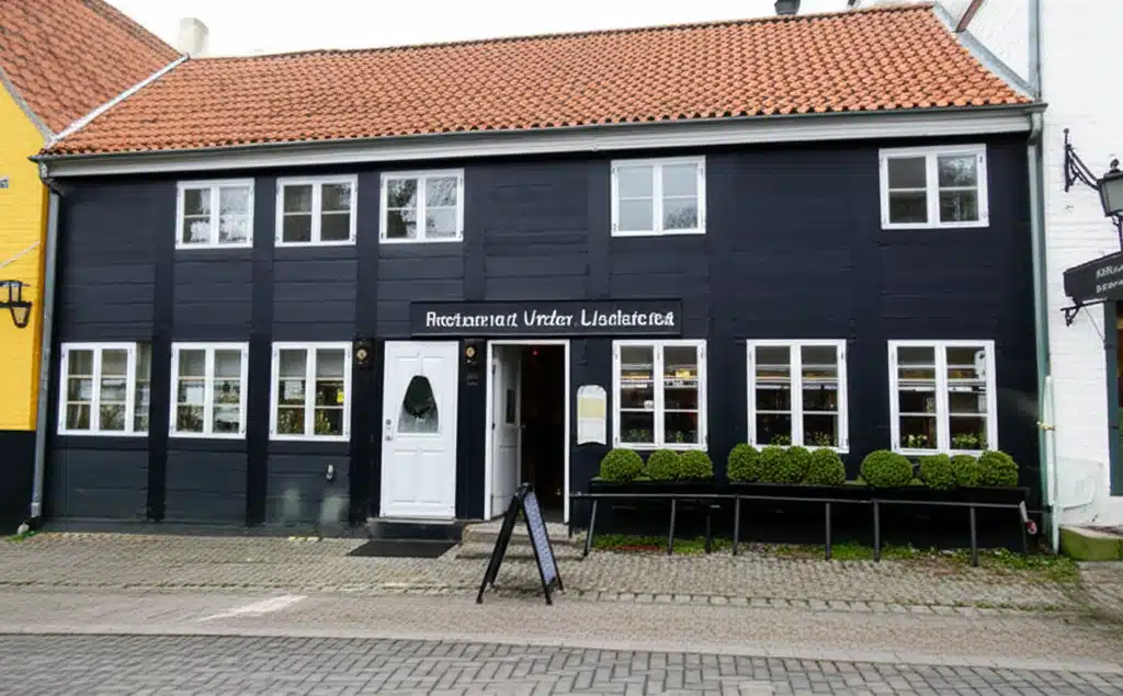 Restaurant Under Lindetræet 1 Restaurant Under Lindetræet: En gastronomisk oase i skyggen af træer