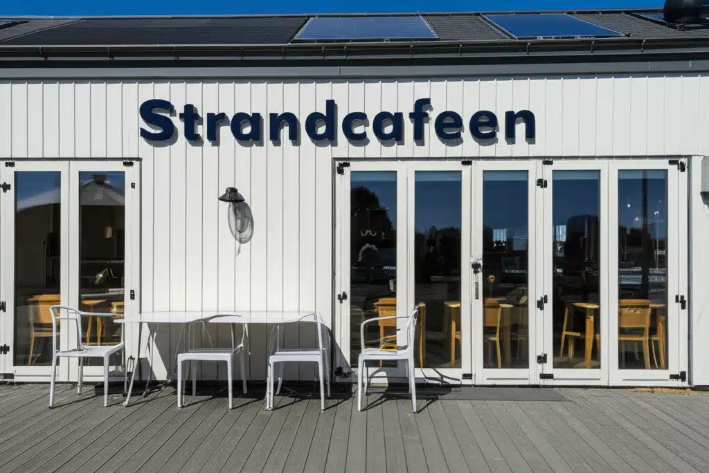 Strandcafeen: Hyggelig cafe ved stranden med smuk udsigt